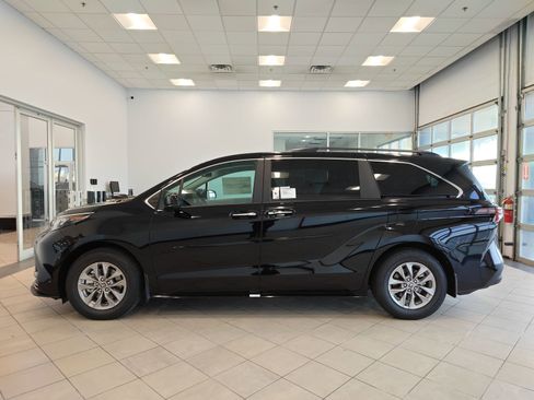 New 2026 Toyota Sienna XLE image 6