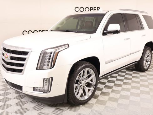 Used 2017 Cadillac Escalade Premium Luxury AWD/4WD image 11