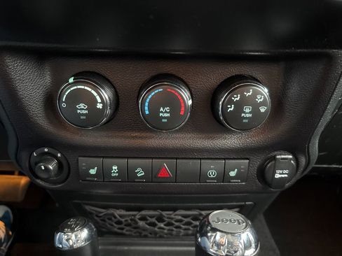 Used 2018 Jeep Wrangler Unlimited Sahara image 36