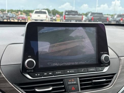 Used 2025 Nissan Altima 2.5 SV FWD image 19