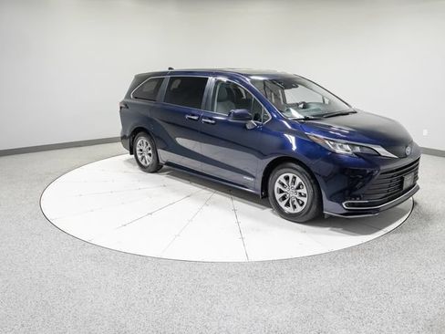 Used 2021 Toyota Sienna XLE AWD/4WD image 30