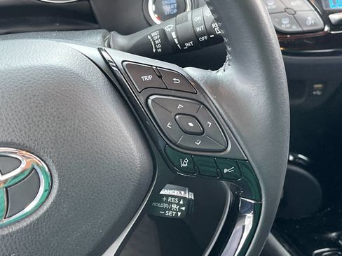 Used 2022 Toyota C-HR XLE FWD image 27