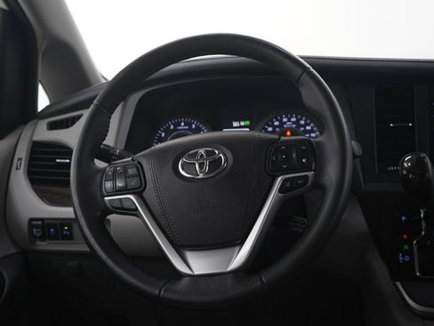Used 2020 Toyota Sienna XLE Premium w/ Carpet Mat Package FWD image 19