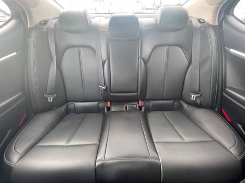 Used 2025 Genesis G70 2.5T image 33