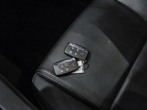 Used 2017 Jaguar F-PACE Premium image 52