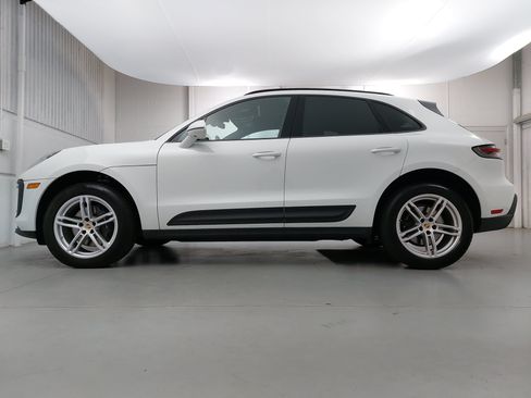 Certified 2023 Porsche Macan AWD/4WD image 2