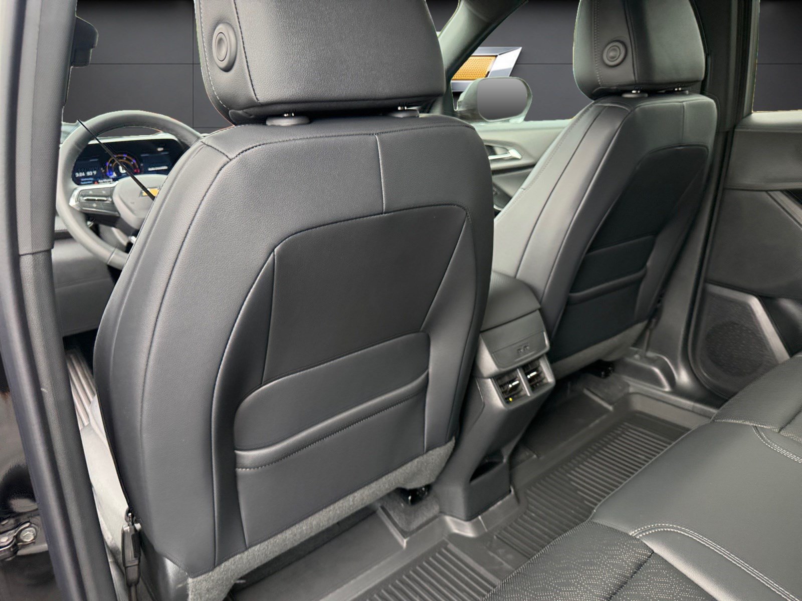 New 2027 Chevrolet Equinox LT w/ Convenience Package II FWD image 18