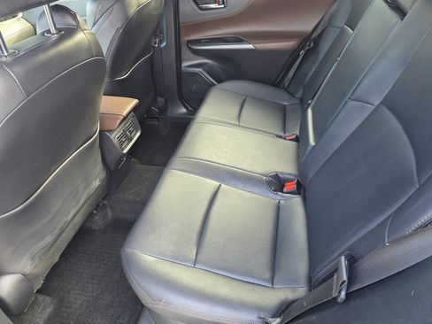 Used 2022 Toyota Venza XLE image 9