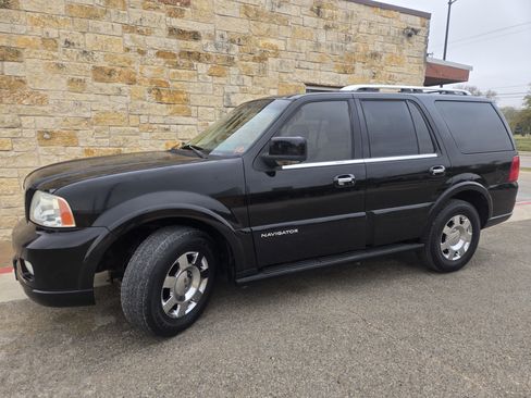 Used 2005 Lincoln Navigator Luxury image 2
