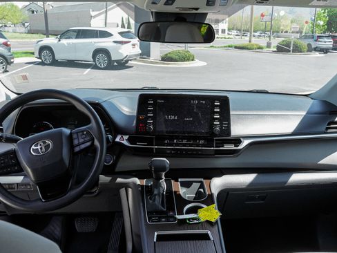Used 2023 Toyota Sienna LE AWD/4WD image 32