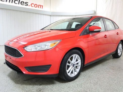Used 2017 Ford Focus SE FWD image 2