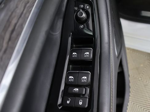 Used 2023 Jeep Grand Cherokee Overland w/ Luxury Tech Group IV AWD/4WD image 38