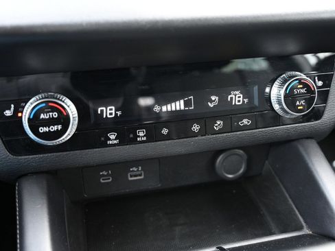 Used 2023 Mitsubishi Outlander SE image 27