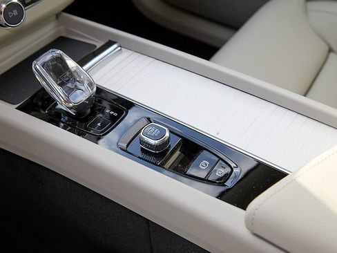 New 2026 Volvo XC60 B5 Ultra w/ Protection Package Premier image 18