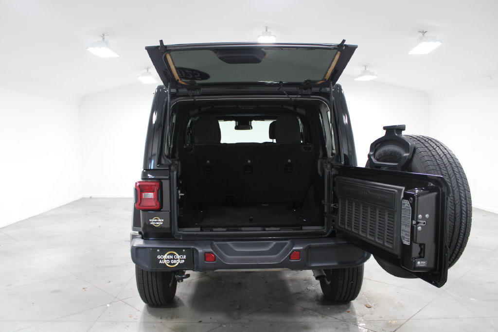 Used 2025 Jeep Wrangler Unlimited Sahara AWD/4WD image 31