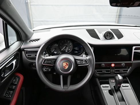 Certified 2025 Porsche Macan image 18