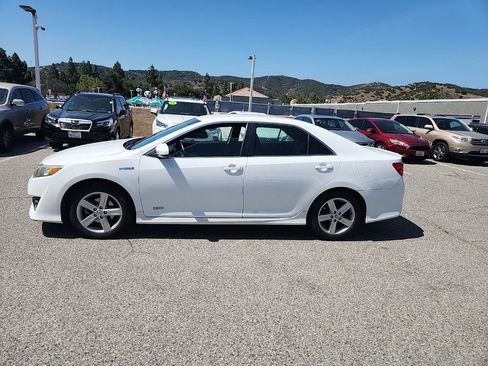 Used 2014 Toyota Camry SE FWD image 2