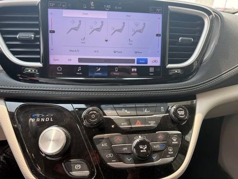 Used 2022 Chrysler Pacifica Touring-L FWD image 13