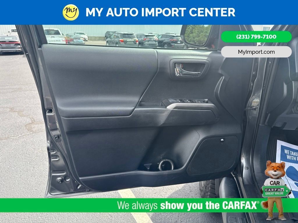 Used 2018 Toyota Tacoma TRD Sport AWD/4WD image 10