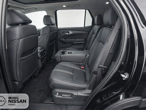 Used 2024 Honda Pilot Touring image 10