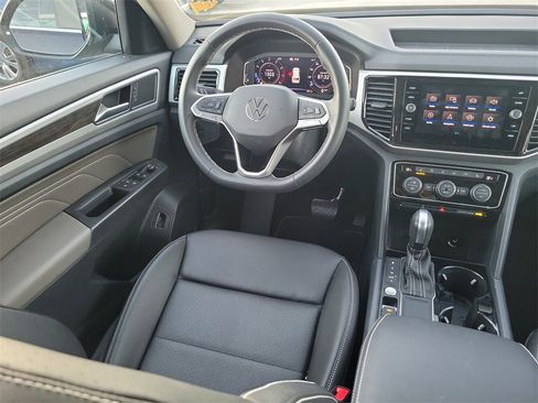 Certified 2023 Volkswagen Atlas SE w/ Black Wheel Package image 10