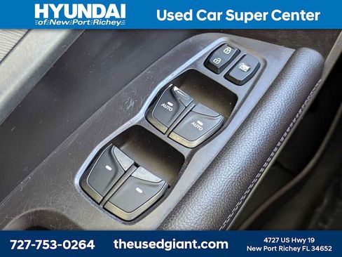 Used 2017 Hyundai Santa Fe Sport FWD image 30