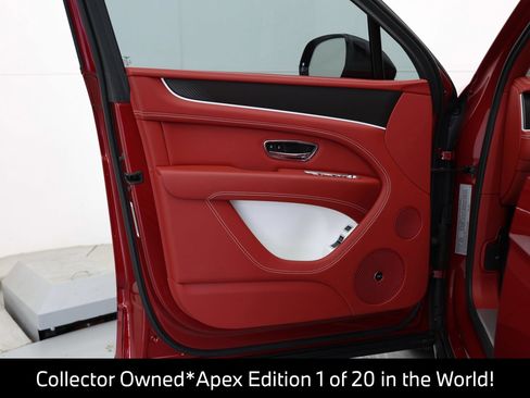 Used 2025 Bentley Bentayga AWD/4WD image 31