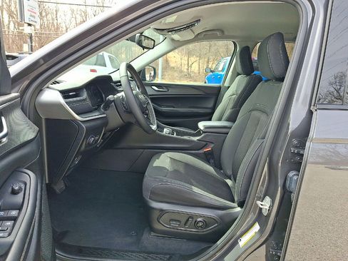 Certified 2023 Jeep Grand Cherokee Laredo w/ Luxury Tech Group I image 11