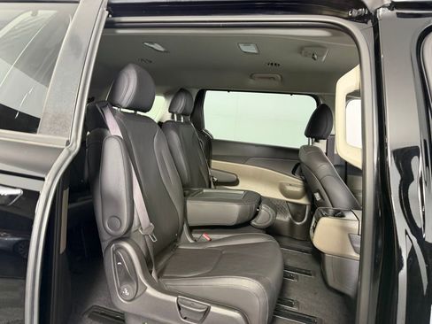 Used 2025 Kia Carnival EX image 31