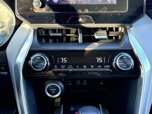 Used 2023 Toyota Venza LE image 23