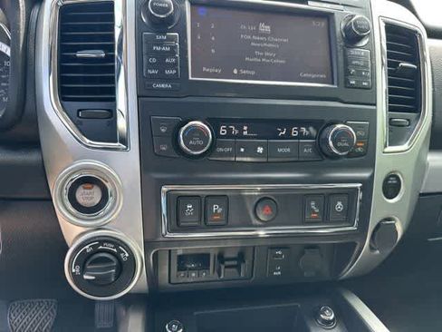 Used 2017 Nissan Titan PRO-4X w/ Pro-4x Convenience Package AWD/4WD image 9