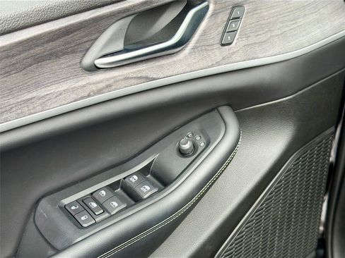 Used 2023 Jeep Grand Cherokee Limited image 19