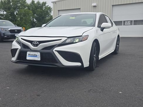 Used 2022 Toyota Camry SE FWD image 3