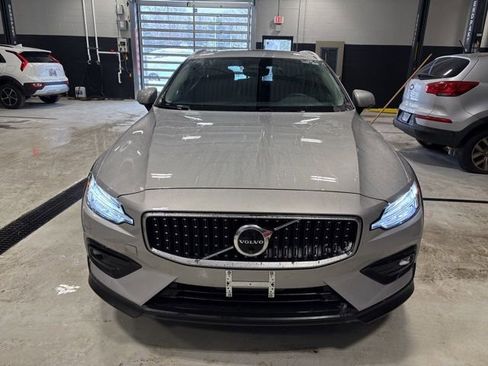 Used 2025 Volvo V60 B5 Cross Country Plus image 2