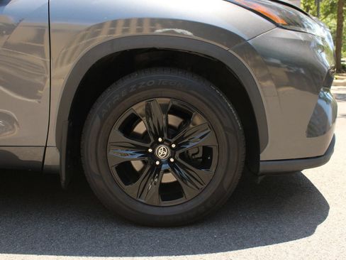 Used 2021 Toyota Highlander XLE AWD/4WD image 4