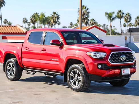 Used 2018 Toyota Tacoma TRD Sport image 4