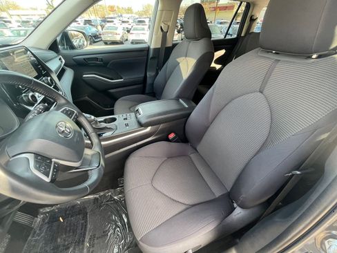 Used 2025 Toyota Highlander LE image 33