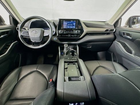 Used 2021 Toyota Highlander XLE AWD/4WD image 25