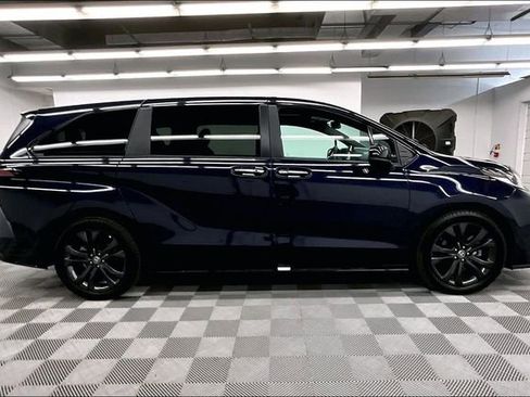 Used 2025 Toyota Sienna XSE FWD image 15