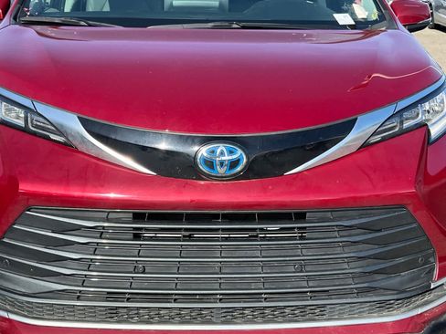 Used 2024 Toyota Sienna Limited AWD/4WD image 12