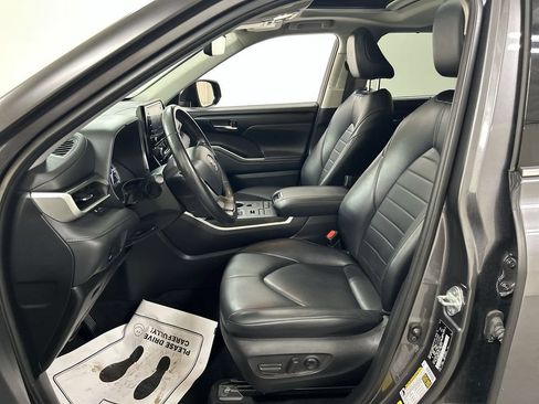 Used 2022 Toyota Highlander XLE AWD/4WD image 9