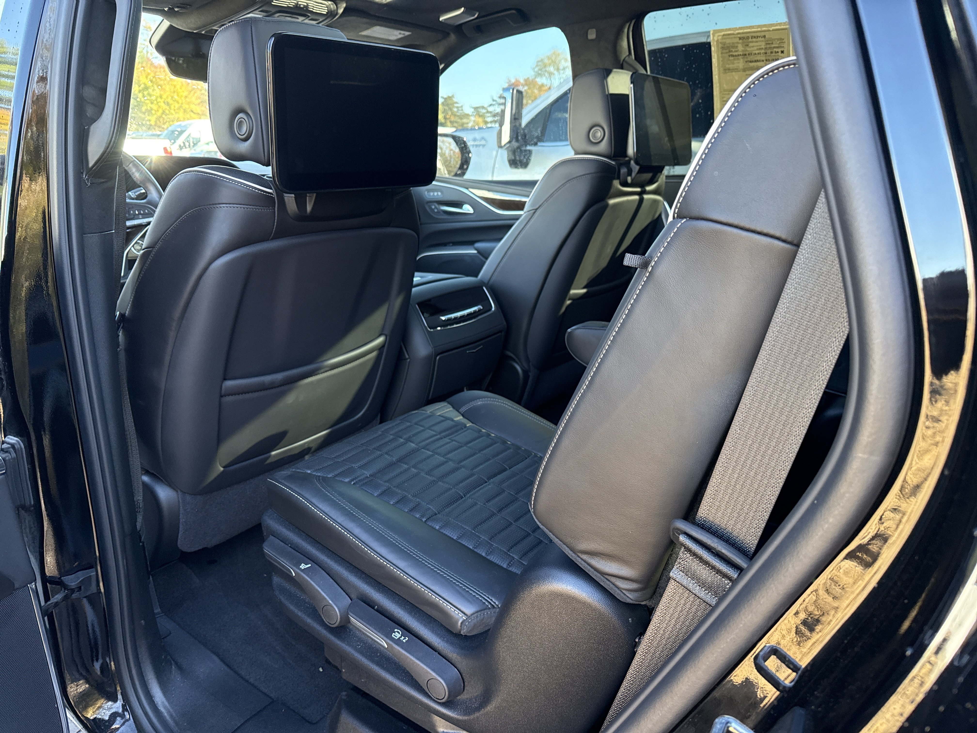 Used 2024 Cadillac Escalade Sport Platinum w/ LPO, ONYX Package AWD/4WD image 14