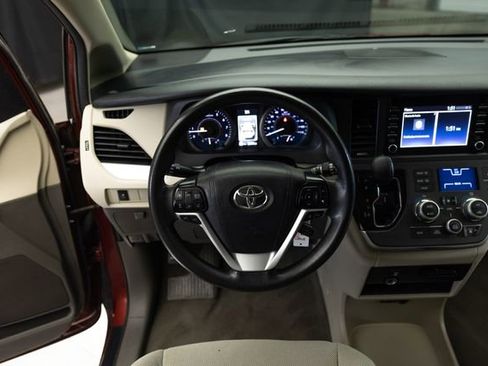 Used 2020 Toyota Sienna L FWD image 20