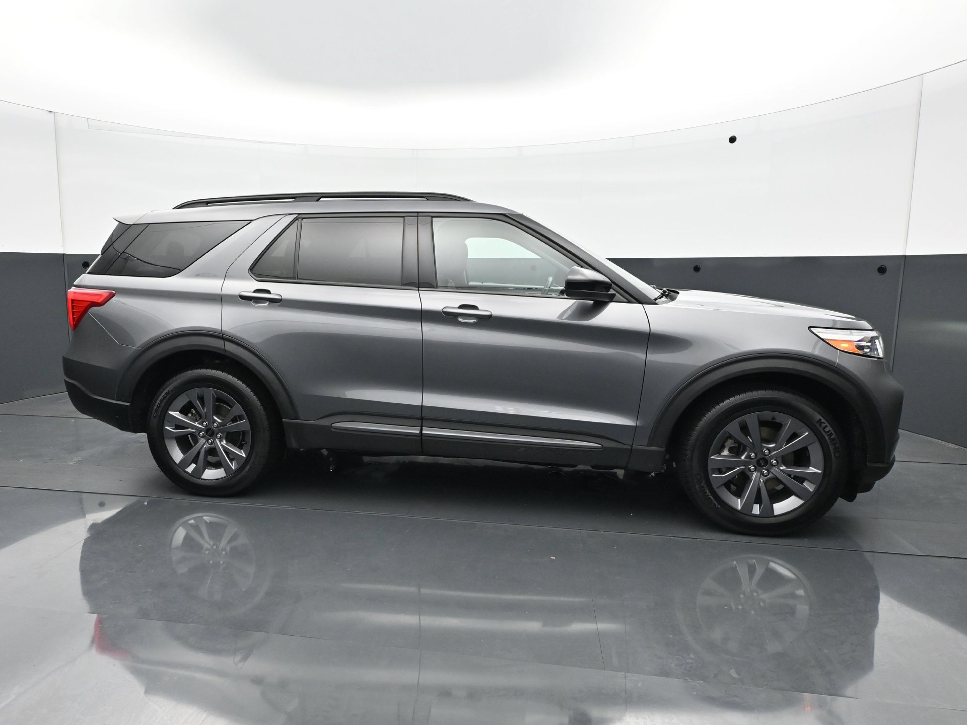 Used 2022 Ford Explorer XLT w/ Equipment Group 202A AWD/4WD image 8