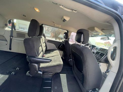 Used 2017 Dodge Grand Caravan SE w/ UConnect Hands-Free Group image 4