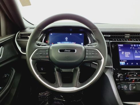 Used 2025 Jeep Grand Cherokee Laredo w/ Luxury Tech Group I image 15