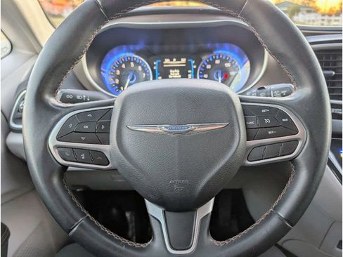 Used 2017 Chrysler Pacifica Touring-L image 20