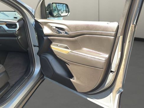 Used 2023 GMC Acadia SLE w/ Elevation Edition FWD image 16