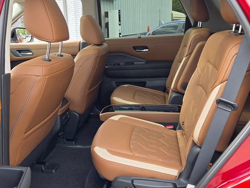 New 2026 Nissan Pathfinder Platinum FWD image 4
