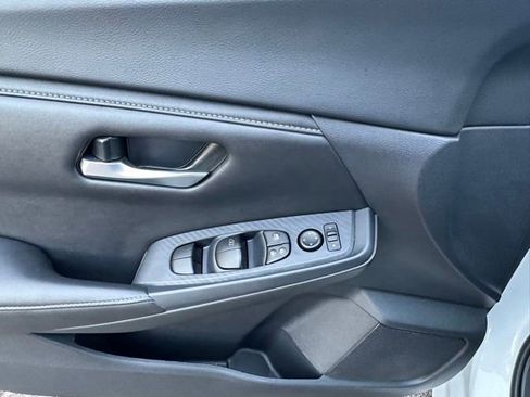 Used 2025 Nissan Sentra SV FWD image 18